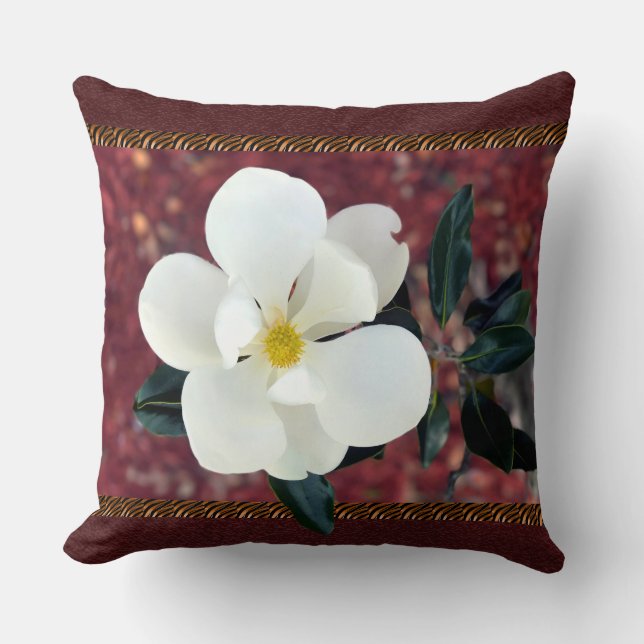 Förbluffande Magnolia Pillow med Burgundy-accenter Kudde (Framsida)