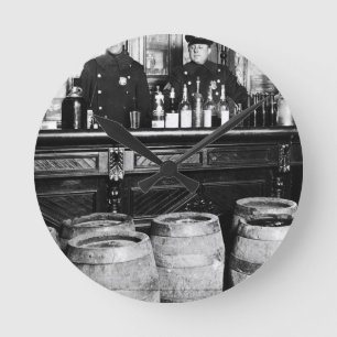 Förbud - Speakeasy Police Raid Bootlegger - M Rund Klocka