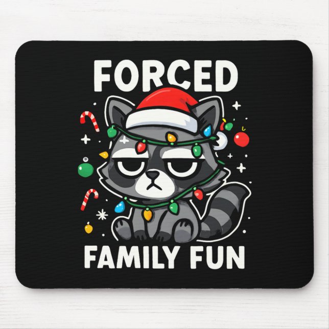 Forced Family Fun – Funny Sarcastic Raccoon Xmas C Musmatta (Framsidan)