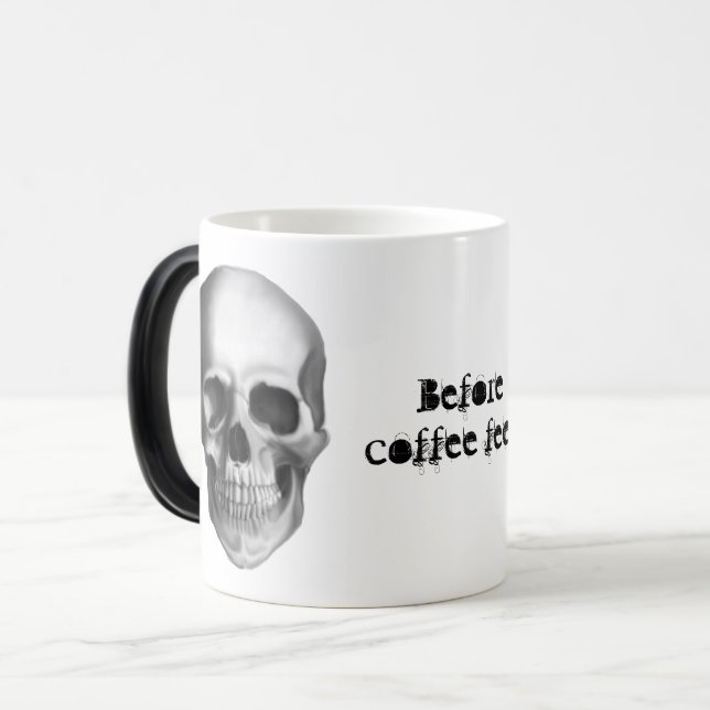 Före kaffets realistiska svarta och vita skalle magisk mugg (Framsida vänster)