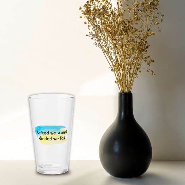 Förenade vi står Ukraina med citattecken gult blå Glaskopp (Skapare uppladdad)