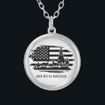 *~* Forest AP40 Hjort Modern American Flagga i Grä Silverpläterat Halsband<br><div class="desc">(sök på AP27 efter liknande design på olika produkter eller AP40 efter smycken med avsikt (r)) Energetiskt utökad med patriotisk design. (Design kan överföras till andra Zazzle-produkter.) Kör vidare om du behöver hjälp. * Stater Forest Hjort Modern American Flagga i svartvitt. Texten VÄLSIGNA DIG AMERICA kan ändras eller tas bort....</div>