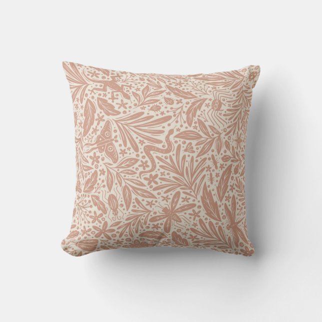 Forest Bugs - maximalist botanical pattern - blush Kudde (Framsida)