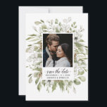 Forest Foliage Winter Wedding | Foto Spara Datumet<br><div class="desc">Den här känsliga vattenfärgen bouquet har mjuk färg, oliv grönt grönt och sage på ljust vitt. Fotot för förlovning av brud och blomning visas i mitten av buketten med närmare uppgifter om bröllop direkt nedanför. Baksidan är tom. All text kan redigeras till kostym efter evenemangets behov. Koordinerar med Forest Foliage...</div>