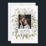 Forest Foliage Winter Wedding | Foto Spara Datumet<br><div class="desc">Den här känsliga vattenfärgen bouquet har mjuk färg, oliv grönt grönt och sage på ljust vitt. Fotot för förlovning av brud och blomning visas i mitten av buketten med närmare uppgifter om bröllop direkt nedanför. Baksidan är tom. All text kan redigeras till kostym efter evenemangets behov. Koordinerar med Forest Foliage...</div>