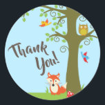 Forest Friends Woodland Cute 1st Birthday Party Runt Klistermärke<br><div class="desc">Det här berömvärda temat för skogsvänner är perfekt för din lilla födelsedag party! Underbar för ett sött barn som fötts i vår,  eller ett litet barn som djuren i kärlek. Ett första födelsedagsfest tema som passar för ett skogsland äventyr!</div>