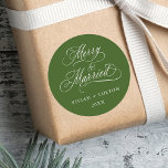 Forest Grönt Merry & Married Newly Wejul Runt Klistermärke<br><div class="desc">Elegant och romantiskt kort kalligrafi "Merry & Married"-skript med namn och år. Om du vill ha en mer avancerad anpassning av den här designen klickar du på BLUE DESIGN VERKTYG ovan!</div>