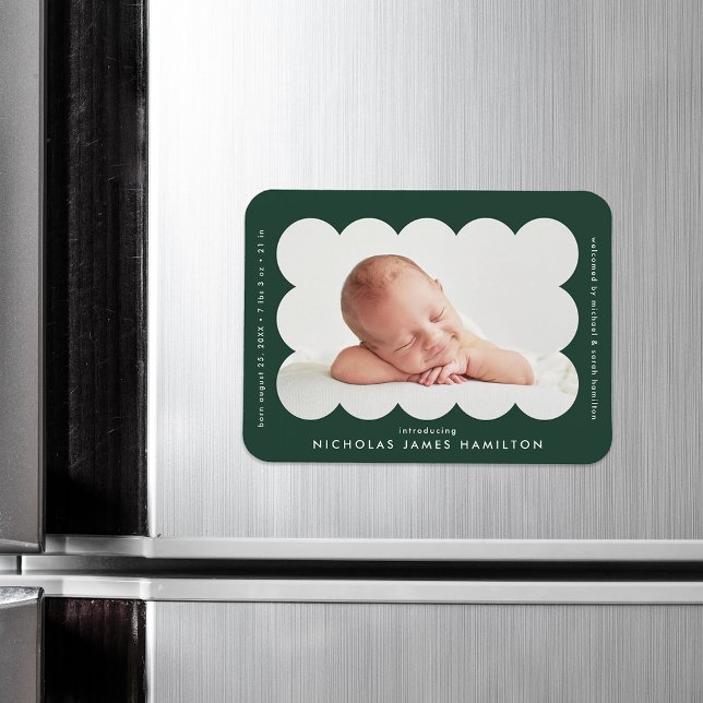 Forest Grönt Modern Scalloped Birth Notice Magnet (Skapare uppladdad)