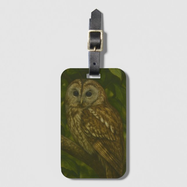 Forest Sentinel - Tawny Uggla Wildlife Art Bagagebricka (Framsida vertikal)