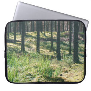 Forest träd. Naturligt grönt, solljus bakgård Laptop Fodral