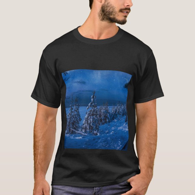 Forest väg under vinternatten t shirt (Framsida)