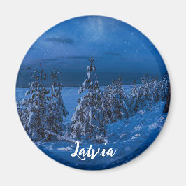 Forest väg vid vinternattmagnet magnet