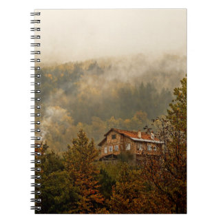 Forest Wooden House: Tranquil Scene Anteckningsbok