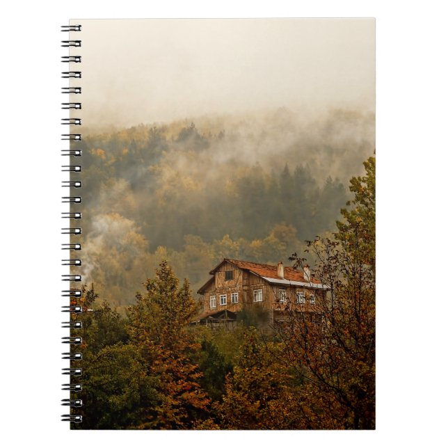 Forest Wooden House: Tranquil Scene Anteckningsbok (Framsidan)