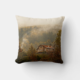 Forest Wooden House: Tranquil Scene Kudde