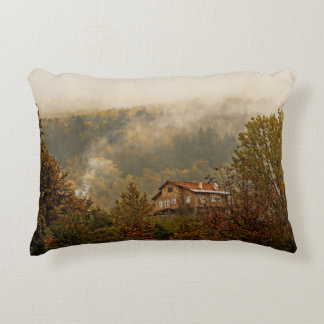 Forest Wooden House: Tranquil Scene Prydnadskudde