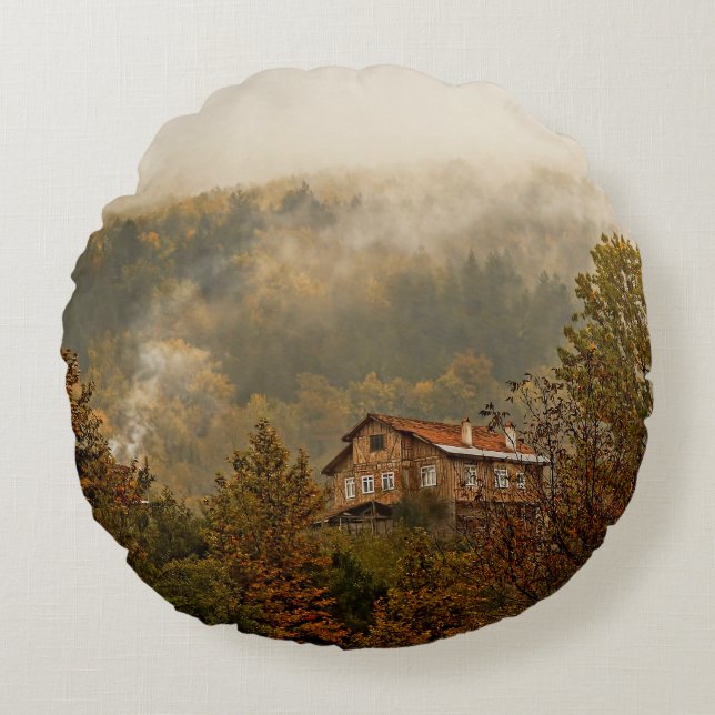 Forest Wooden House: Tranquil Scene Rund Kudde (Framsidan)