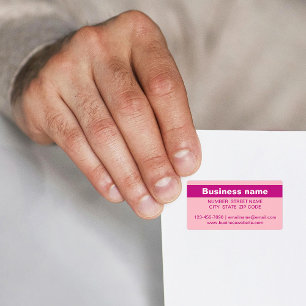 Företagets namn markerat på rosa adressetikett