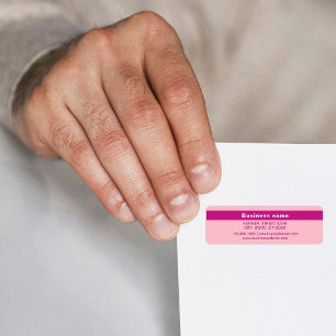 Företagets namn markerat på rosa returadress etikett