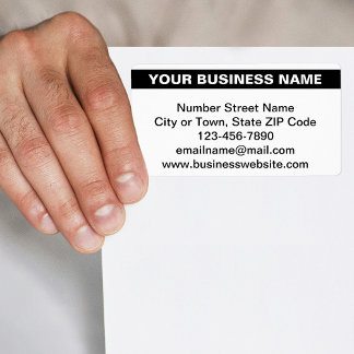 Företagets namn markerat på vit fraktetikett fraktsedel