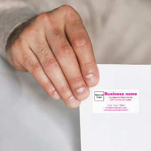 Företagets varumärke i rosa text på adressetikett