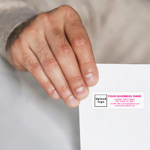 Företagets varumärke i rosa text på returadress etikett