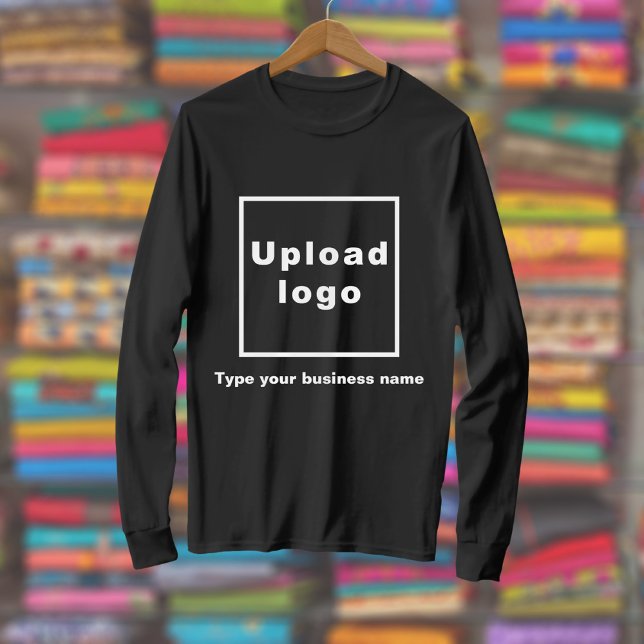 Företagsnamn och logotyp på svart långärmad tröja (Black long sleeve t-shirt with your business name and logo displayed in a store)