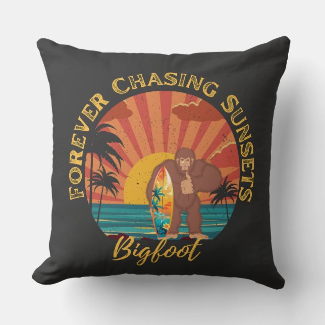 Forever Chasing Sunset Bigfoot Surfing Black Kudde (Framsida)