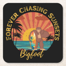Forever Chasing Sunset Bigfoot Surfing Black Underlägg Papper Kvadrat