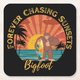 Forever Chasing Sunset Bigfoot Surfing Black Underlägg Papper Kvadrat