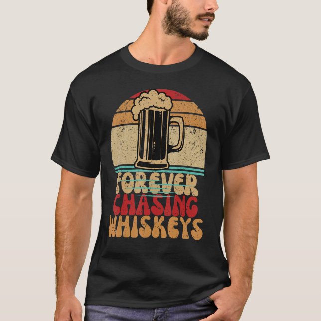 Forever Chasing Sunset Retro  Beer  Groovy T Shirt (Framsida)