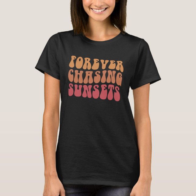 Forever Chasing Sunset Trendy Retro Preppy Words o T Shirt (Framsida)
