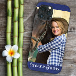 Forever Friends Lodrät Photo Heart Typography<br><div class="desc">Coola fotot iphone case med eget anpassningsbar-foto. En underbar fotogåva med textövertäckning som lyder "eviga vänner" i handstil och som är kopplad till ett sött kärlek-hjärta. Fotomallen har konfigurerats så att du kan lägga till fotot som visas i porträtt-format. Om du har problem med placeringen kan du försöka beskära till...</div>