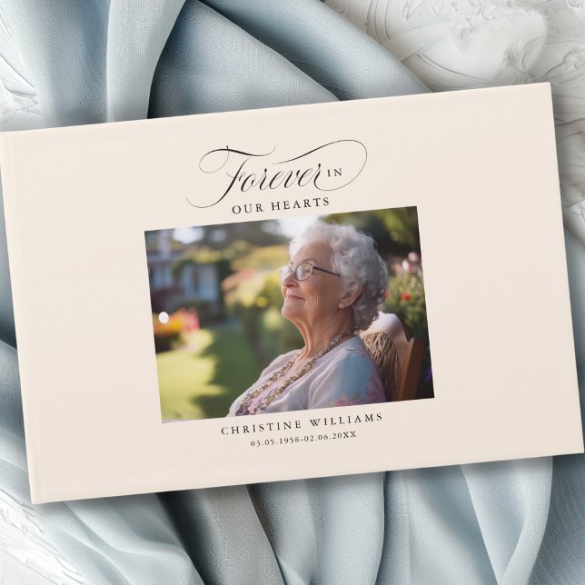 "Forever in our Hearts" Memorial, Namn, Photo Gästböcker ("In Loving Memory" Memorial, Name, Quote " celebration of life, beige, photo, funeral guest book.)