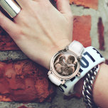 Forever love - fotomall armbandsur<br><div class="desc">Den vackra klockan har ett rosa guld ansikte/ram och vitt band. Lägg till ditt speciella foto och anpassa det med handskriven, skripttext längs grund. Exempelformuleringen är: "Vårt kärlek är för evigt", eller ändra det. Den här feminina klockan är en underbar gåva till en fru eller flickvän. Fotot har en rosa...</div>