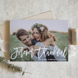 Forever Thankfull Modern Calligraphy Bröllop Photo Tack Kort<br><div class="desc">Skicka ett tack till familj och vänner för att de är en del av din speciella dag med det här anpassadet tack vare ditt kort. Den har "Forever Thankful" i modern kalligrafi. Du kan anpassa det här tackkortet i elegant bröllop genom att lägga till dina uppgifter. Det här fotot-tackkortet från...</div>