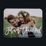 Forever Thankfull Modern Calligraphy Photo Bröllop Magnet<br><div class="desc">Gratulerar till kärlek och visa tacksamhet med anpassadets fotot bröllop tack till er magnet! Denna unika keepy är en perfekt för att påminna dina kära om din speciella dag samtidigt som du uttrycker ditt innerliga tack på ett minnesvärt sätt. Den har "Forever Thankful" i modern kalligrafi. Du kan anpassa det...</div>