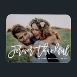Forever Thankfull Modern Calligraphy Photo Bröllop Magnet<br><div class="desc">Gratulerar till kärlek och visa tacksamhet med anpassadets fotot bröllop tack till er magnet! Denna unika keepy är en perfekt för att påminna dina kära om din speciella dag samtidigt som du uttrycker ditt innerliga tack på ett minnesvärt sätt. Den har "Forever Thankful" i modern kalligrafi. Du kan anpassa det...</div>