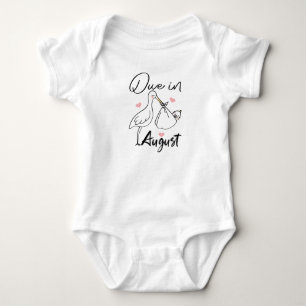 Förfaller i augusti att Cute Svan transporterar en T Shirt