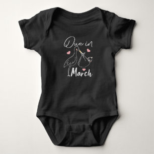 Förfaller i mars att Svan bär en cute Nyfödd bebis T Shirt