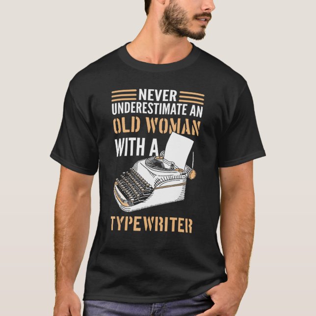 Författare underskattar aldrig en gammal kvinna me t shirt (Framsida)