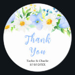 Forget-Me-Nots Floral Wedding Thank You Runt Klistermärke<br><div class="desc">This beautiful and elegant wedding thank you sticker features watercolor blue forget-me-nots,  daisies and foliage. The text combines handwritten script and serif fonts for a stylish and modern look. This is perfect for a spring or summer rustic wedding.</div>