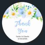 Forget-Me-Nots Floral Wedding Thank You Runt Klistermärke<br><div class="desc">This beautiful and elegant wedding thank you sticker features watercolor blue forget-me-nots,  daisies and foliage. The text combines handwritten script and serif fonts for a stylish and modern look. This is perfect for a spring or summer rustic wedding.</div>