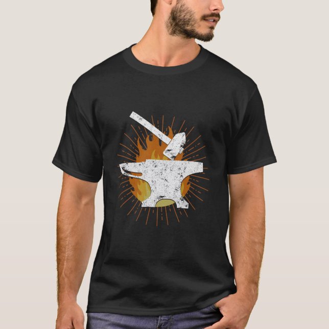 Forging Forge Blacksmith Knifemaker T Shirt (Framsida)