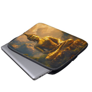 Förgylld sittande Buddha under en solnedgångshimme Laptop Fodral