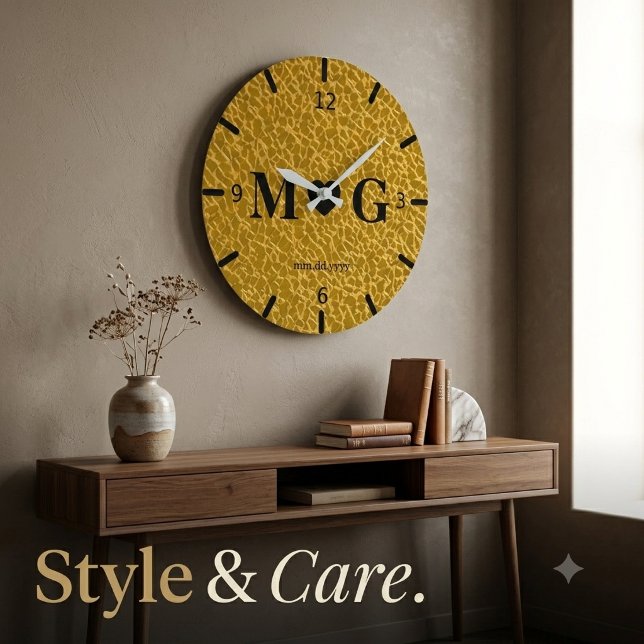 Förgylld Texturerad Monogram Väggur för Kärlek (Gold Textured Monogram Wall Clock for Love)