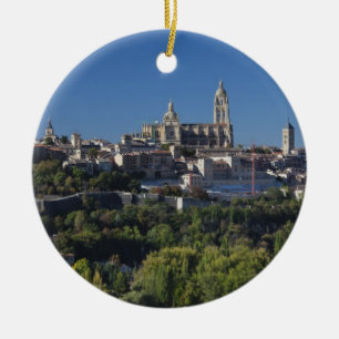 Förhöjd stadsbild med Segovias katedral Julgransprydnad Keramik