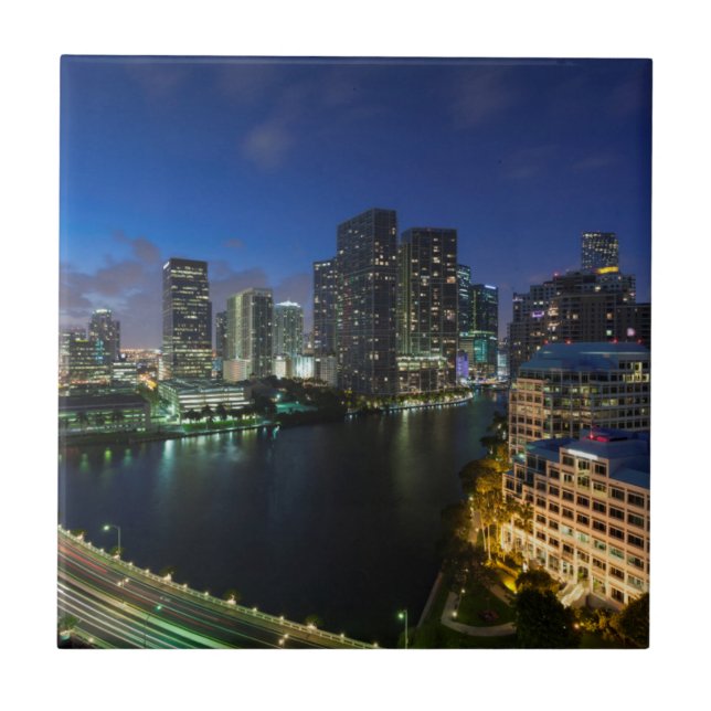 Förhöjd stadssilhuett från Brickell Key Kakelplatta (Framsidan)