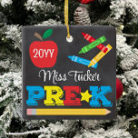 Förk. Lärare, Keepsak Chalkboard Colorful Julgransprydnad Keramik<br><div class="desc">Förgrundslärardekoration har ett äpple, en härskare, kritor och fet, färgstark roligt. Klicka på knappen Anpassa om du vill ha fler alternativ för att ändra texten! Det finns variationer i denna utformning, ytterligare färg och samordnade produkter i vår butik, zazzle.com/store/doodlelulu. Kontakta oss om du behöver den här designen för en specifik...</div>