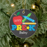 FörK Preschool Keepsaké Apple Kritor Chalkboard Julgransprydnad Keramik<br><div class="desc">Utformningen av förK dekoration har ett äpple, en penna, färgstark kritor och fet, roligt typografi! Klicka på knappen Anpassa om du vill ha fler alternativ för att ändra texten! Det finns variationer i denna utformning, ytterligare färg och samordnade produkter i vår butik, zazzle.com/store/doodlelulu. Kontakta oss om du behöver den här...</div>